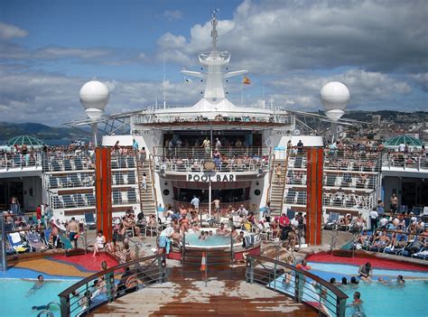 File:Independence of the Seas pool bar at Vigo, Spain.jpg - Wikipedia