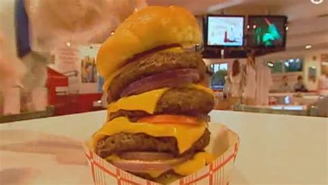 Man has suspected heart attack while eating 6,000-calorie burger at ...