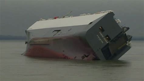 Cargo ship salvage team faces difficult task - BBC News