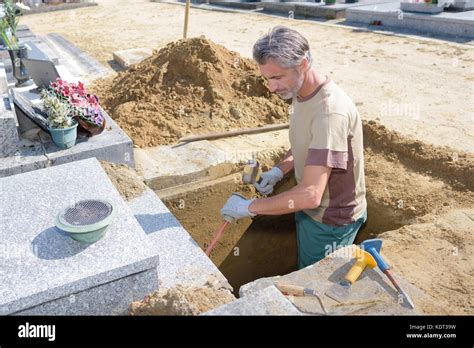 digging a grave Stock Photo - Alamy