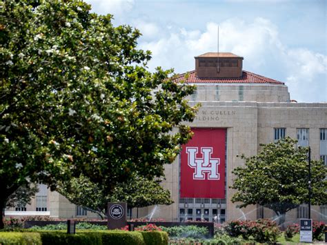 U.S. News & World Report Ranks UH Among Best Colleges for 2021 ...