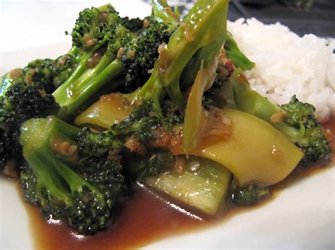 Home Skillet - Cooking Blog: Broccoli with Garlic Sauce