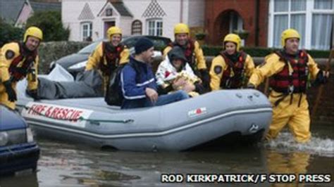 Hampshire and Isle of Wight flood homes evacuated - BBC News