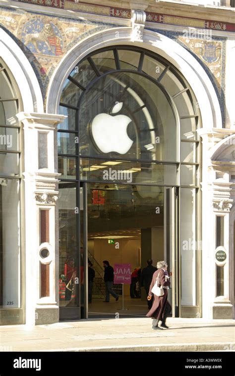 The Apple store in Regent Street Stock Photo - Alamy