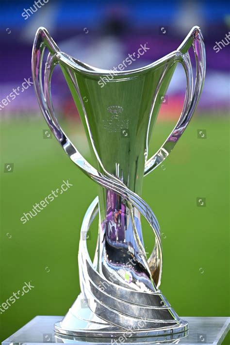 Women's Champions League Trophy : File Uefa Women S Champions League Final Kyiv 2018 094 Cropped ...