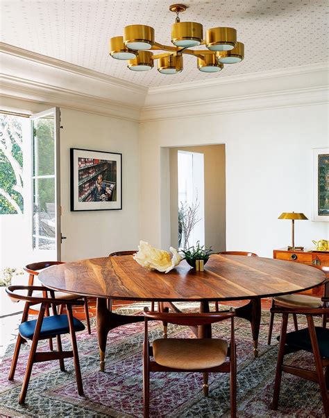 Déco moderne : une grande table à manger ronde en bois | Salle à manger moderne, Grande table à ...