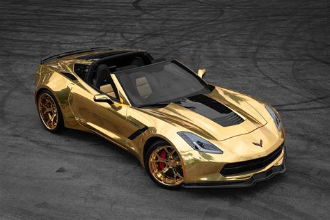 UM CHEVROLET CORVETTE CONVERTIBLE DOURADO É A DEFINIÇÃO MÁXIMA DA ...