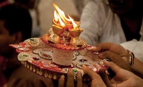 Aarti Niyam: भगवान की आरती करते वक्त कितनी बार घुमाएं पूजा की थाली? यहां जानें जरूरी नियम ...