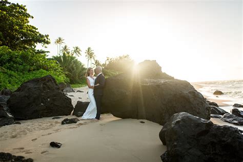 Kauai Beach Wedding Photos — The Overwhelmed Bride // Wedding Blog + SoCal Wedding Planner