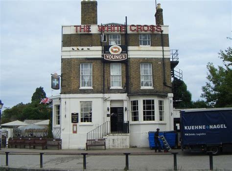 The White Cross pub at Richmond | Peter Chatfield | Flickr