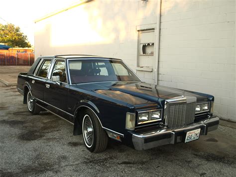 1988 Lincoln Town Car - Information and photos - MOMENTcar