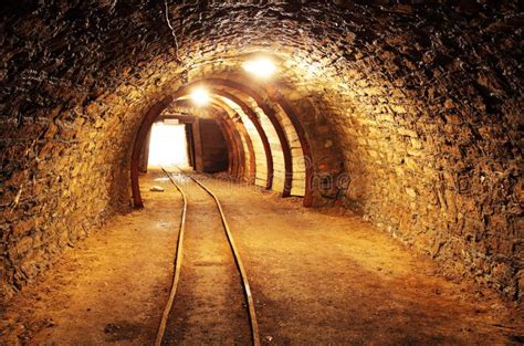 Túnel Da Mina Subterrânea, Setor Mineiro Imagem de Stock - Imagem de ...