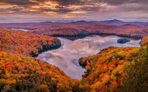 Little River State Park Waterbury Reservoir Vermont Autumn In Vermont United States ...