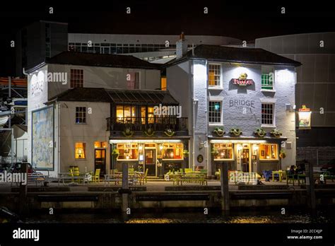 Portsmouth pubs hi-res stock photography and images - Alamy