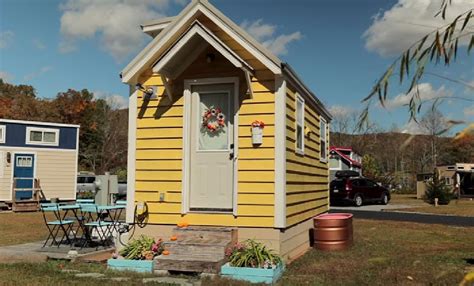 This 128 Sqft Tiny House Has Enough Space To Fit a Loft Bedroom and a ...