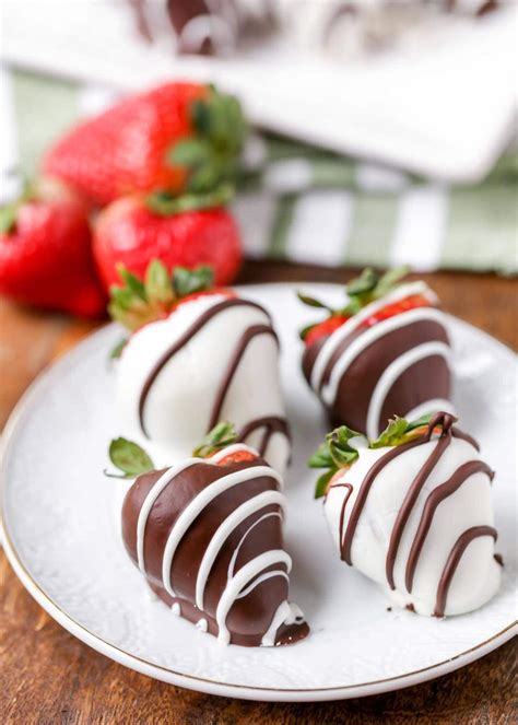 How to Make Chocolate Covered Strawberries (+VIDEO) | Lil' Luna