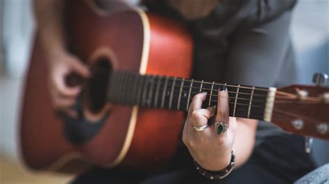 Aprende a tocar la guitarra. 10 consejos para hacerlo. | Musicopolix