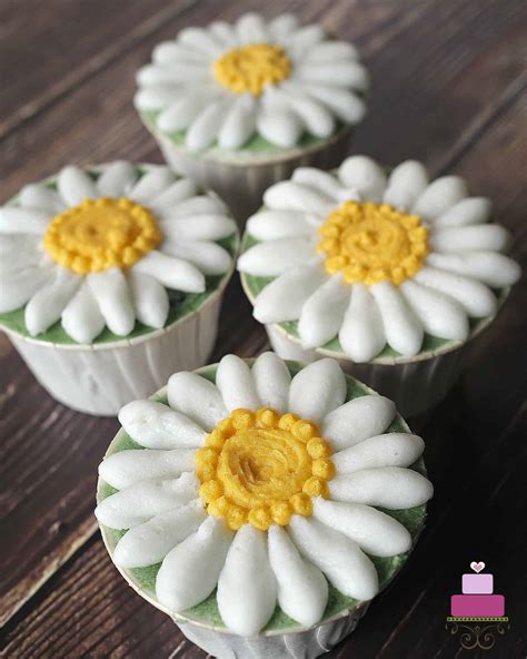 How to Make Buttercream Daisy Cupcakes | Decorated Treats