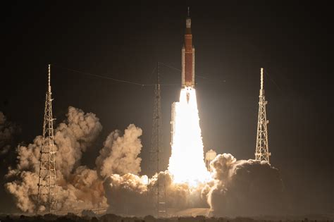 La NASA lanza con éxito el cohete Artemis I hacia la Luna