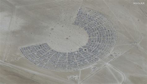 Entrance to Burning Man in Nevada closed due to flooding. Festivalgoers ...