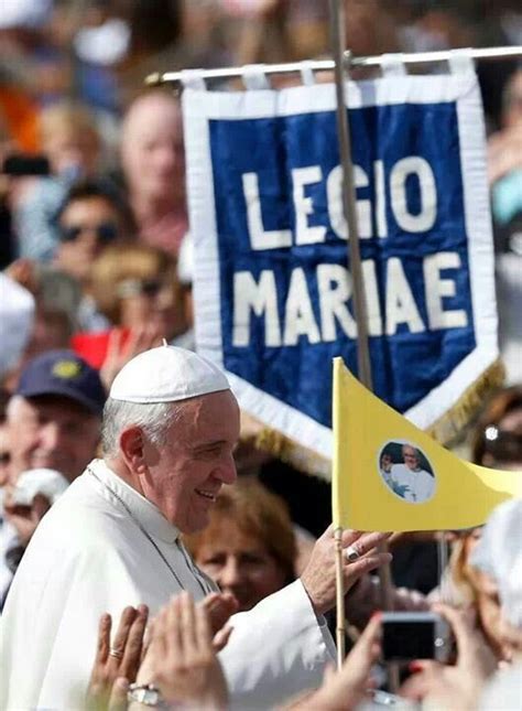 Pope Francis with Legion of Mary banner in background. | Pope francis ...