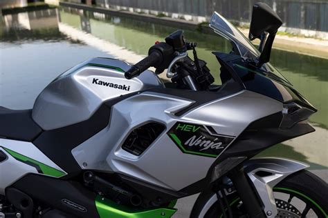 KAWASAKI NINJA 7 HYBRID (2024 - on) Review