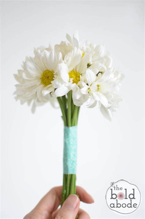 How to Make a Daisy Nosegay - a sweet and simple bouquet