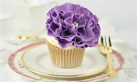 How to Make Ruffled Fondant Flowers | Cake decorating, Fondant flowers, Cake decorating tips