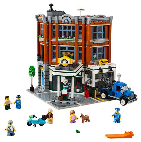 LEGO Creator Expert 10264 Corner Garage-17 - The Brothers Brick | The Brothers Brick