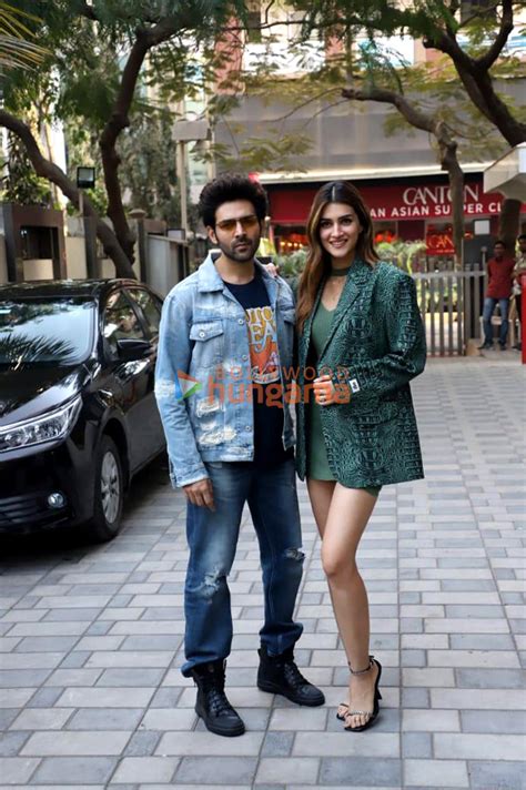 Photos Kartik Aaryan and Kriti Sanon snapped promoting their film ...