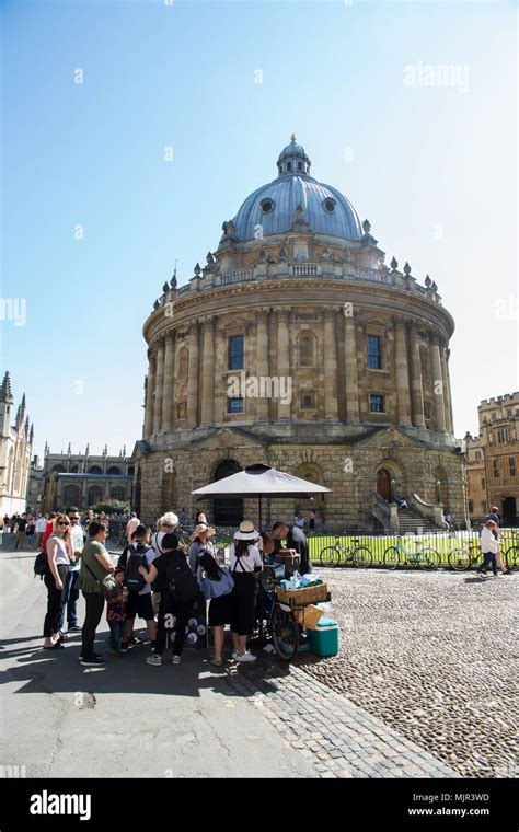 Oxford,UK 5th May 2018.Hot weather in Oxford. People out and about in Oxford, England© Pete ...