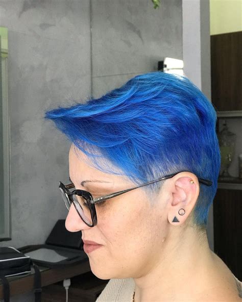 Get noticed with a Pixie Cut Blue Highlights: Dazzle with a Bold and ...