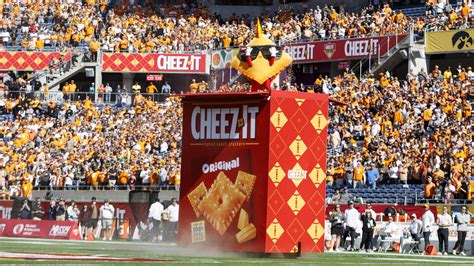 Watch: Late strawberry Pop-Tart has competition for wildest mascot entrance of bowl season ...