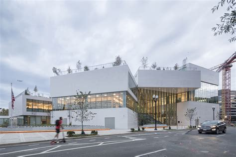 Five rectangular volumes rotating around a fixed pivot point form BIG-designed educational building