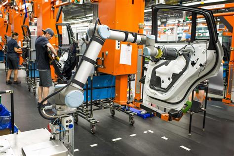 BMW Group plant Spartanburg: collaborative robot at the assembly line ...