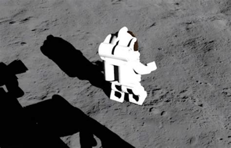 LEGO Creator Expert NASA Apollo 11 Lunar Lander Arriving