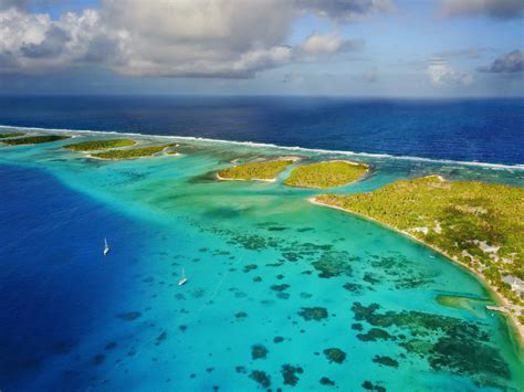 Where to admire coral atolls, the sapphires of the sea