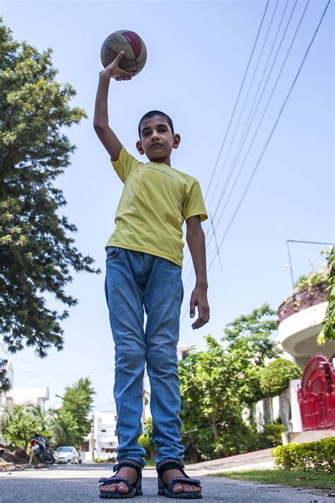 Meet a 5-year-old who’s nearly 6 feet tall | New York Post Libro Guinness, Tall Guys, Tall Men ...