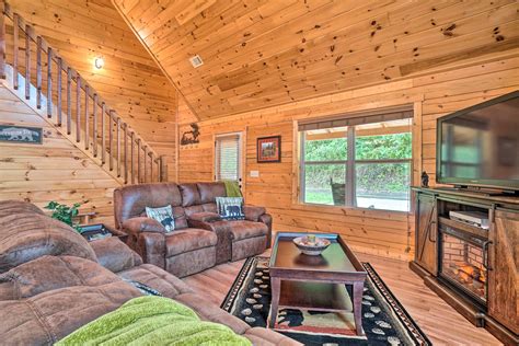 Cozy Cabin Living by Lake Chatuge w/ Covered Patio - Hiawassee, GA | Evolve