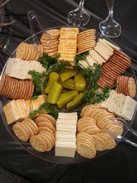 Cheese Cracker Tray center filled with mini pickles | Питание рецепты ...