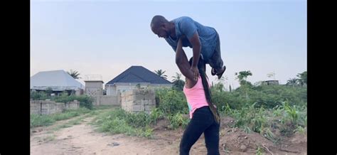 Strong girl lift man overhead walking up a hill : r/Liftandcarrystrong