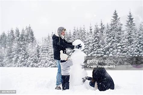 Snowman Building Family Photos and Premium High Res Pictures - Getty Images