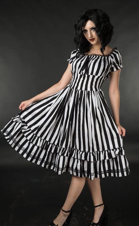 This lovely gothabilly dress features an eye catching black and white ...