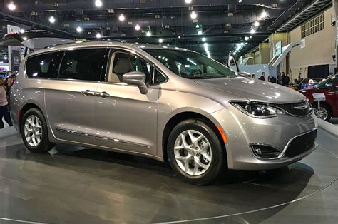 Chrysler Pacifica (minivan) - Wikipedia