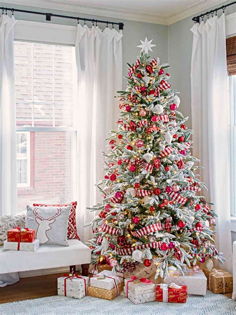 How to Decorate a Christmas Tree in 3 Easy Steps | Better Homes & Gardens