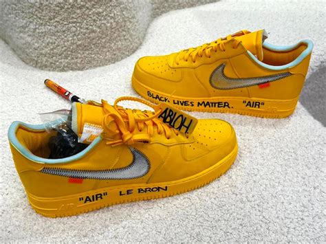 ᐉ Off-White x Nike Air Force 1 Low ‘University Gold’ en los pies de ...