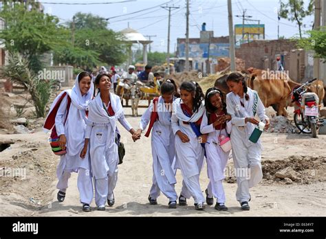 Pakistan school girls hi-res stock photography and images - Alamy