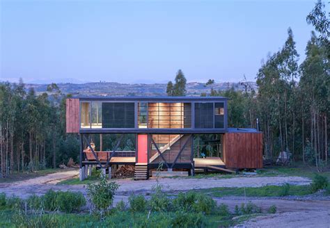 Harfagar House: Cantilevered Chilean Residence in Steel and Wood | Decoist