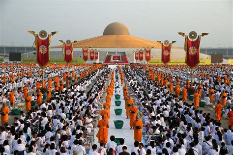 Stunning photos of Buddhists celebrating Makha Bucha as they light up a temples in Thailand