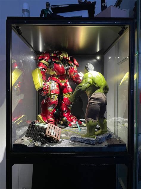 Hot toys Hulkbuster/Hulk/Diorama/Moducase, Hobbies & Toys, Toys & Games on Carousell